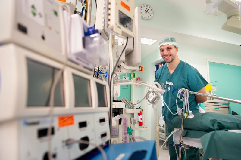 Sykepleier i operasjonsstue